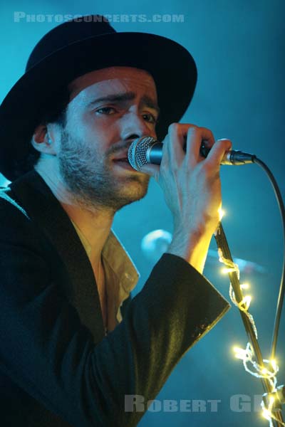 THE VEILS - 2009-04-29 - PARIS - La Maroquinerie - Finn Andrews